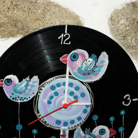 Originální vinylové hodiny s ptáčkem