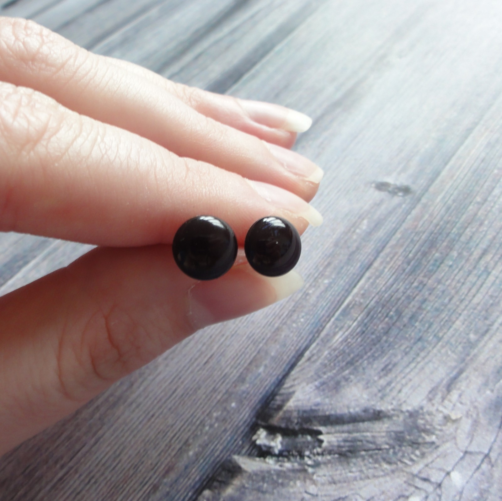 Tmavě fialové pecičky