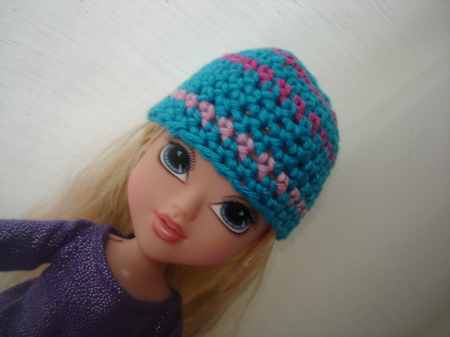 čepka pro panenku MOXIE