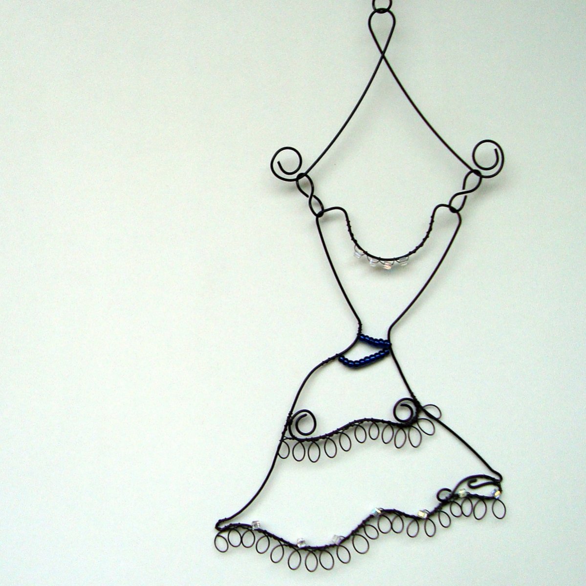 Závěsná šperkovnice šaty - na 32párů náušek