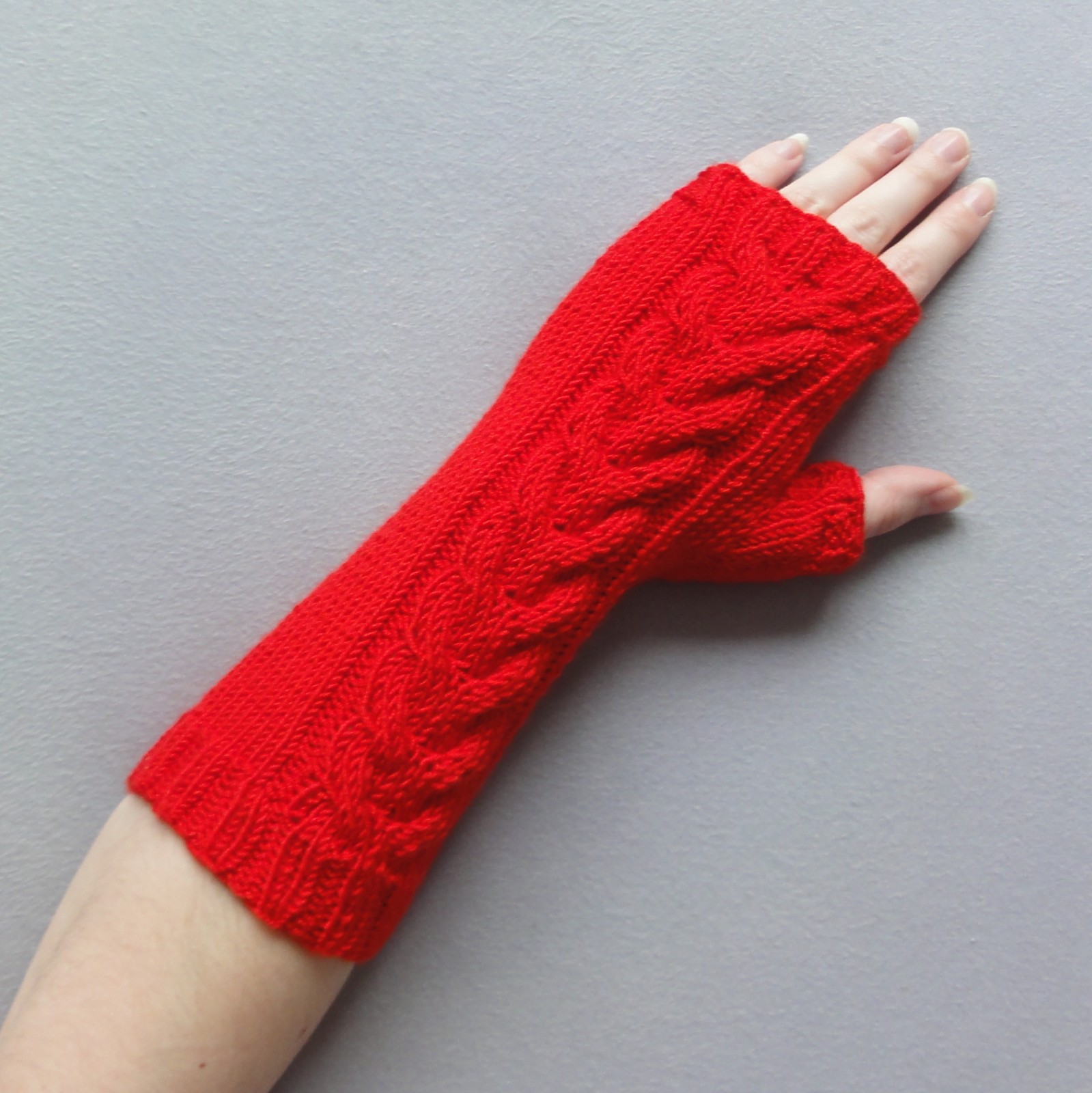 Červené návleky na ruce