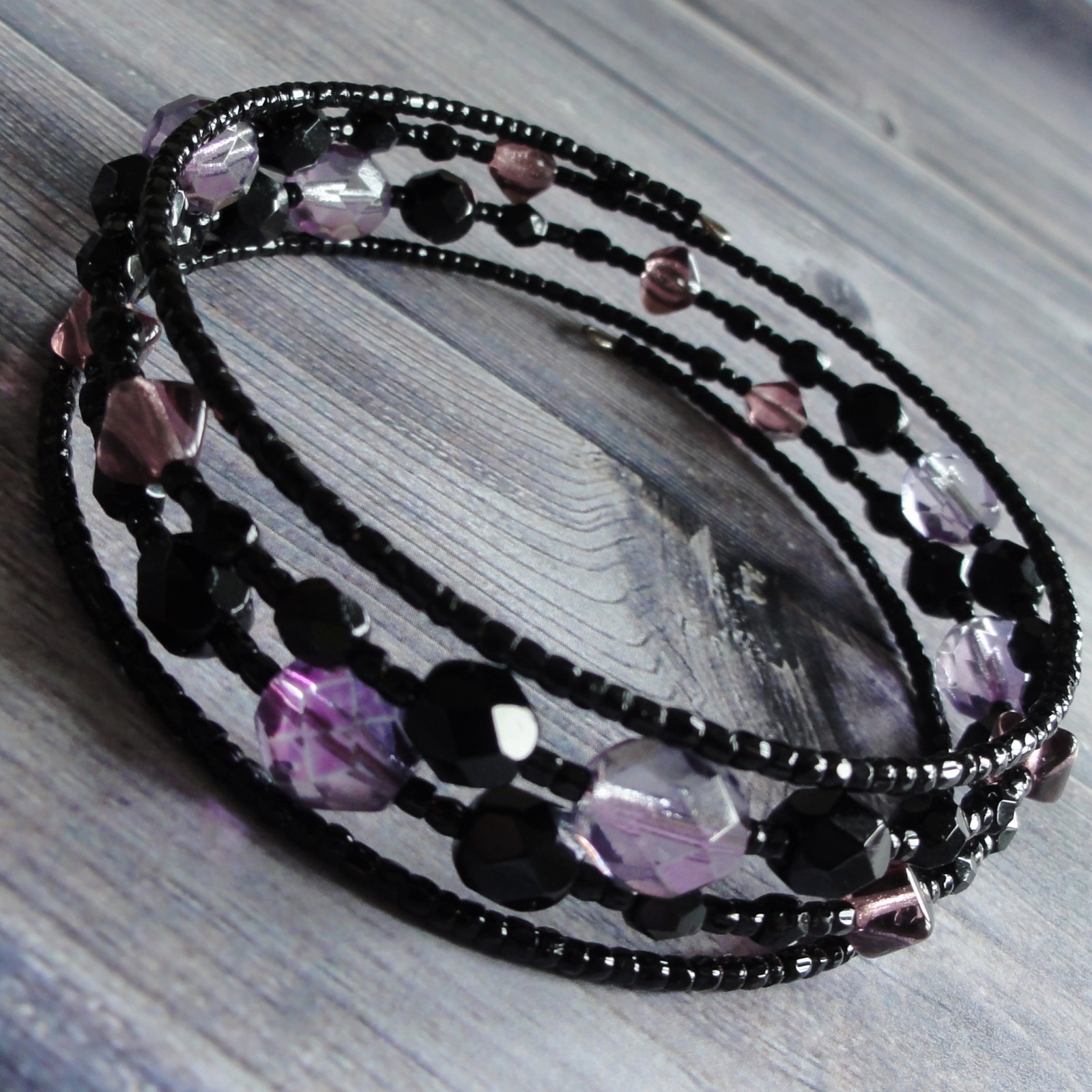 Černá elegance s fialovým nádechem