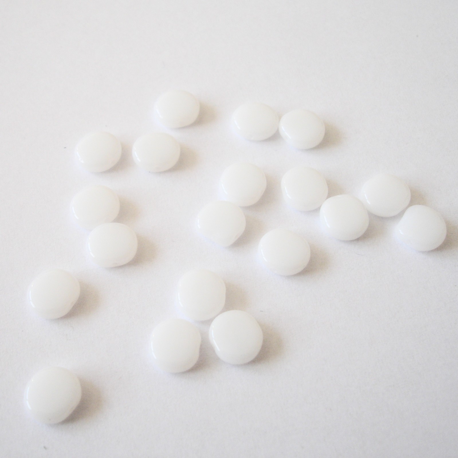 Placička bílá 8mm - 50ks