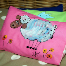Třešňový malovaný polštářek s ovečkou