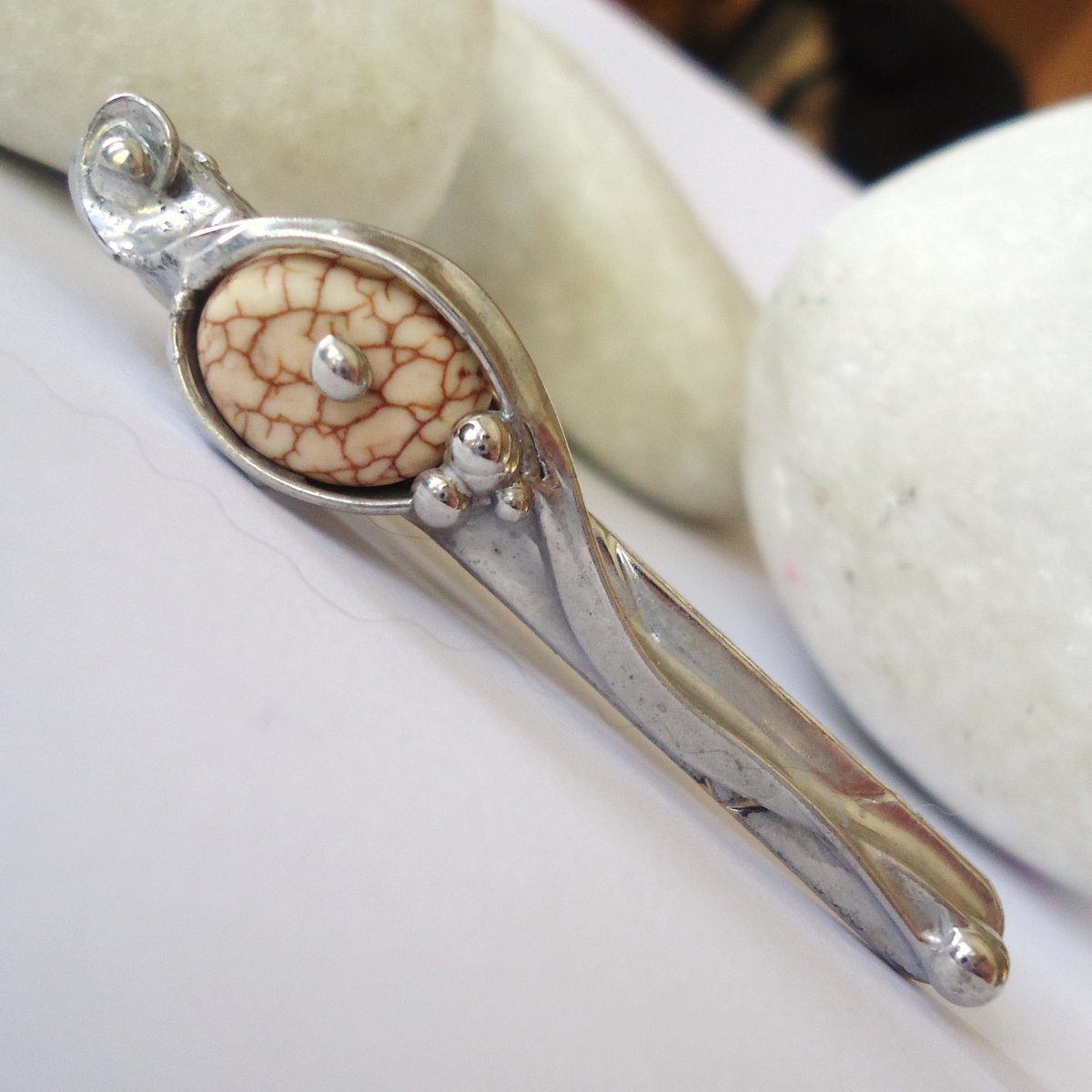 Spona na kravatu s magnezitem