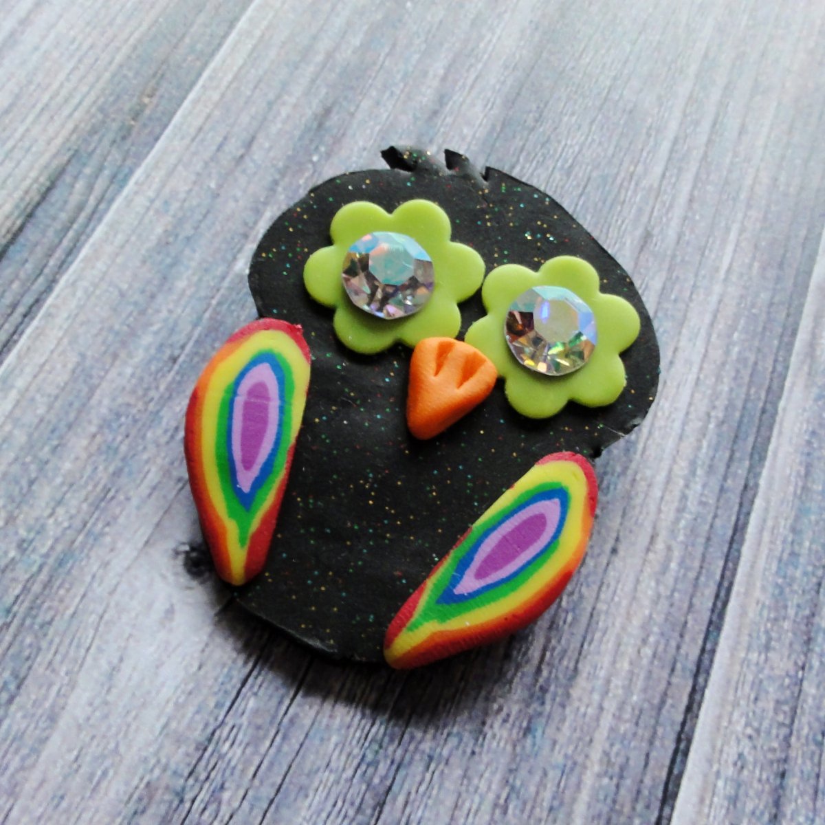 Barevná sovička se zelenými očky