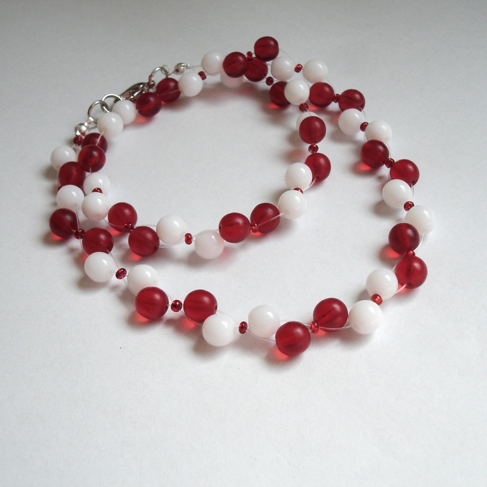 Náhrdelník na vlasci červeno-bílý