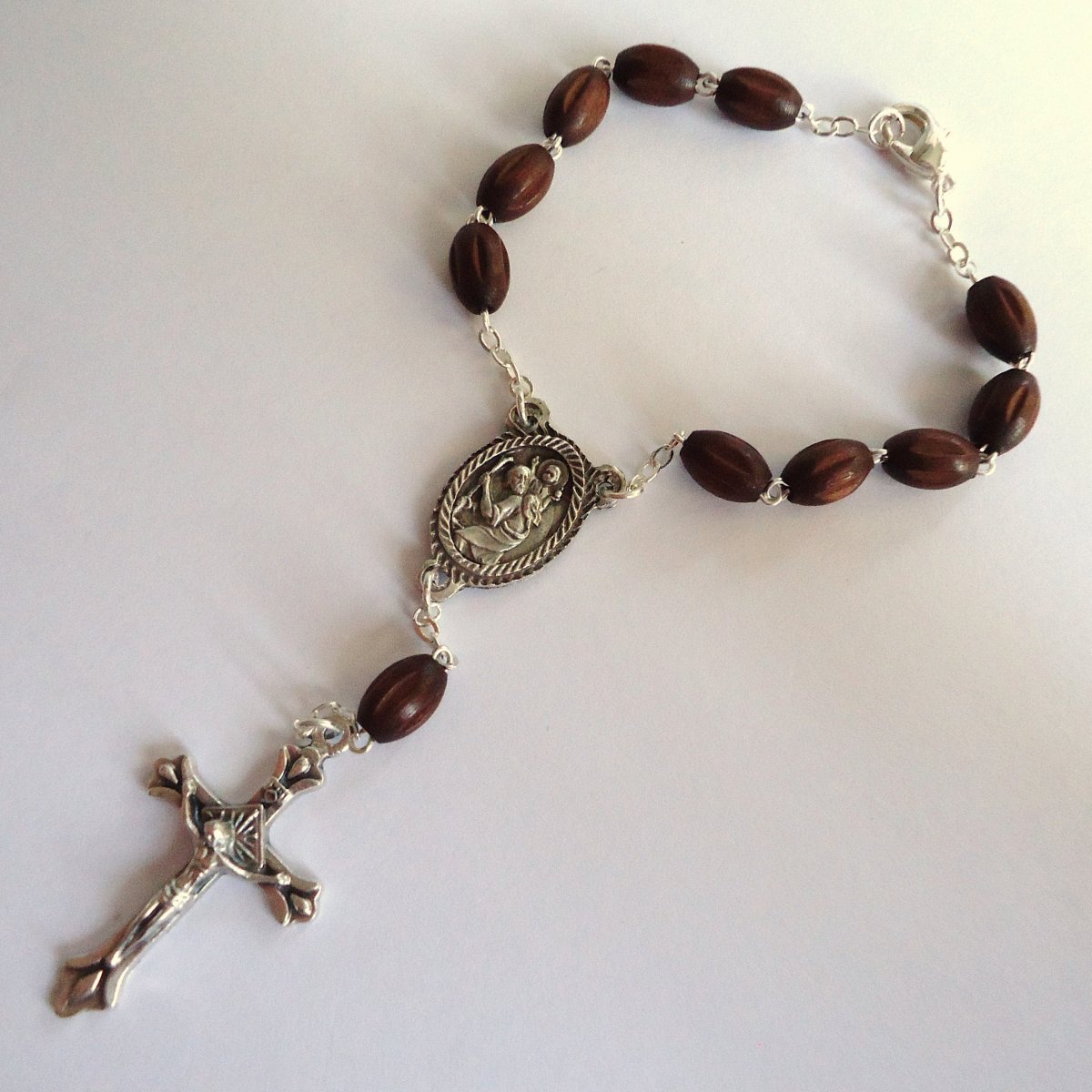 Růženec do auta se Svatým Kryštofem hnědý (dřevo)