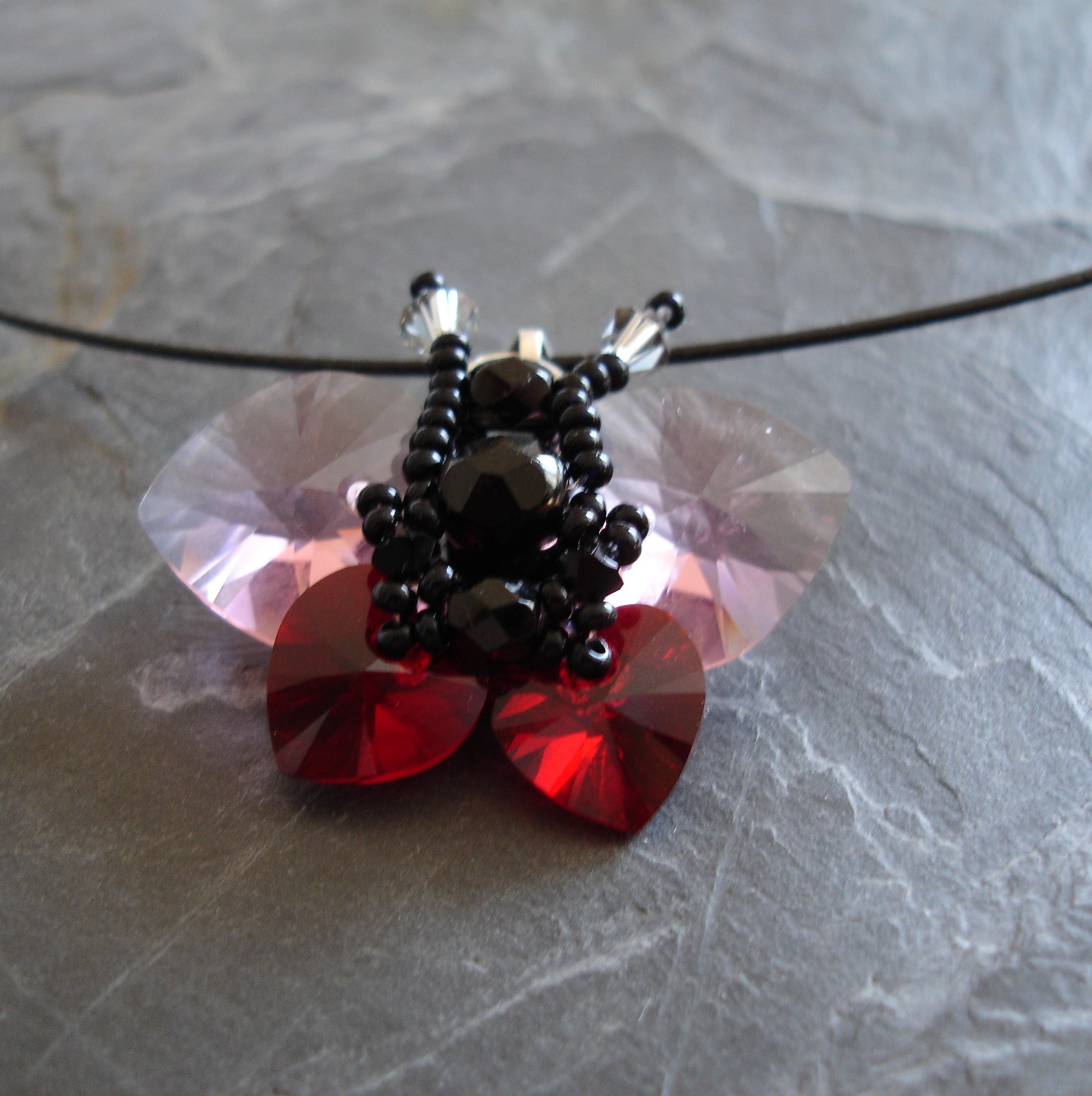 Šitý motýlek - Swarovski růžovo-červený