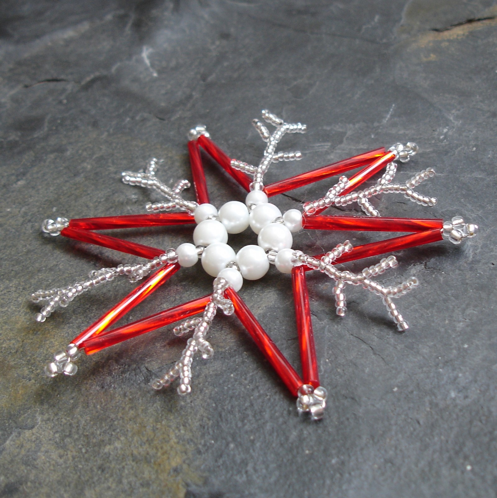 hvězdička bílo-červená se stříbrným průtahem menší