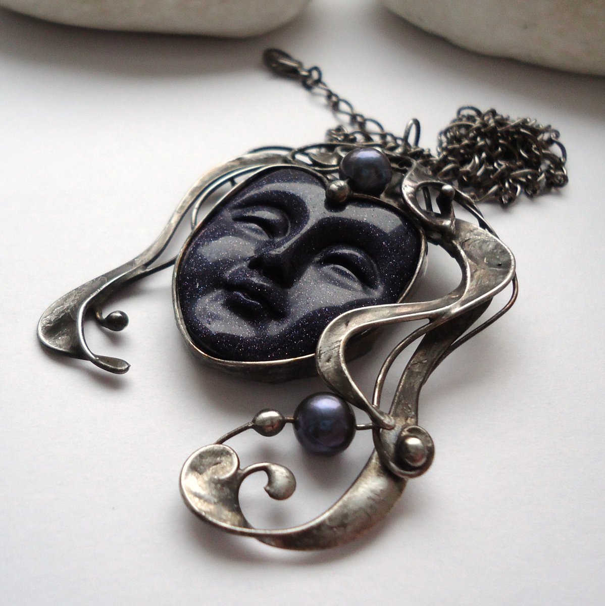 Dívka s perlami ve vlasech (avanturín)