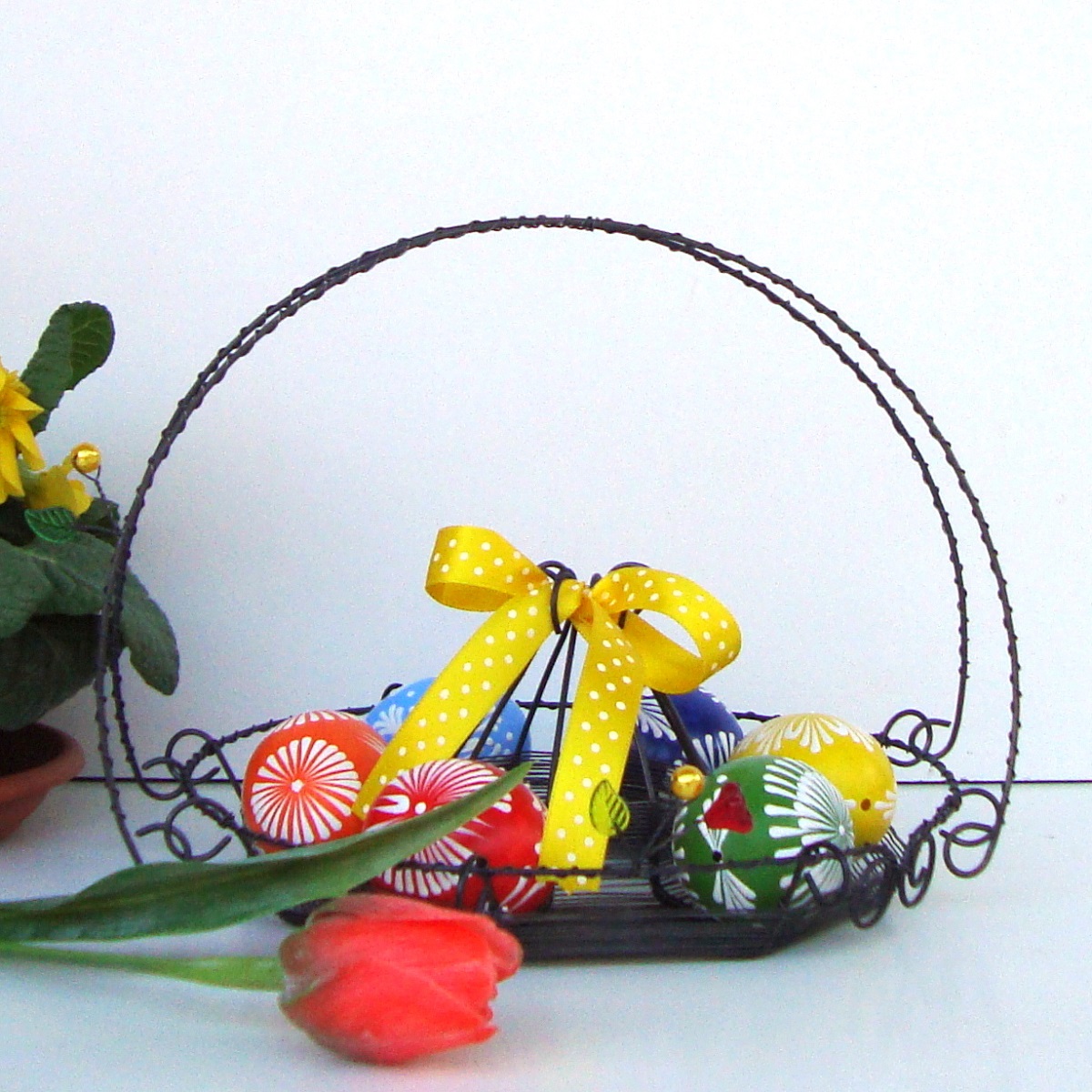 Košík se žlutou mašlí 