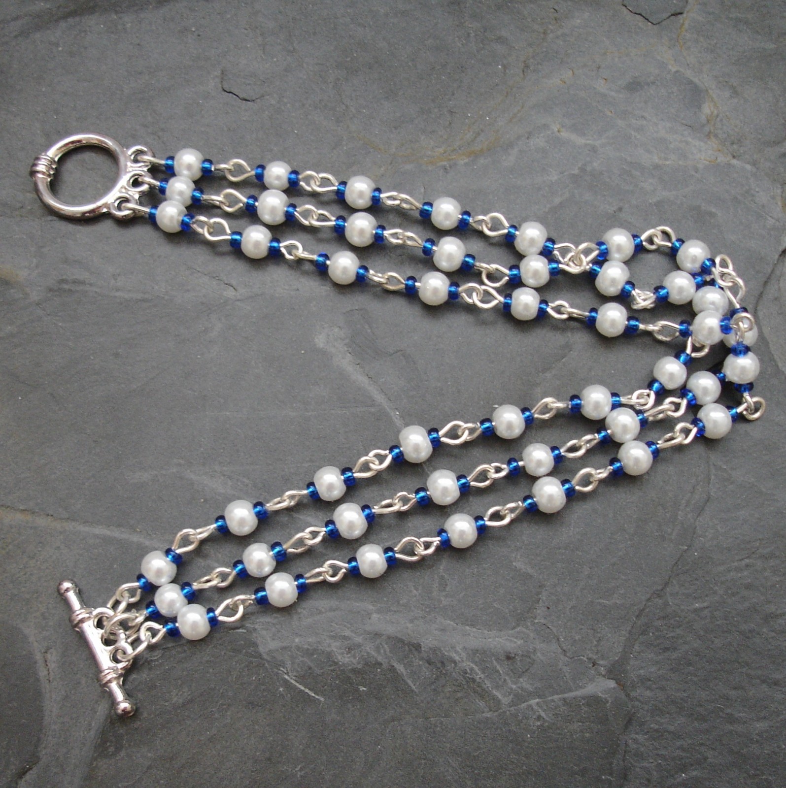 Náramek ketlovaný bílo-modrý