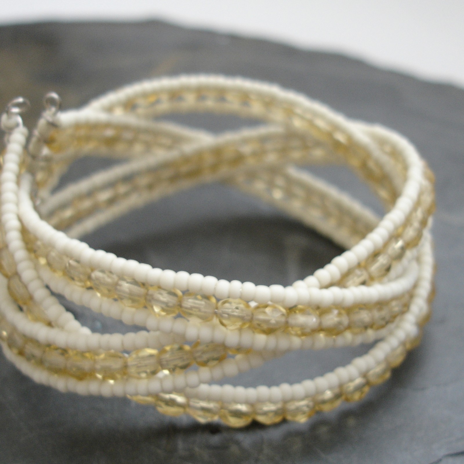 Náramek paměťový zaplétaný - krémový