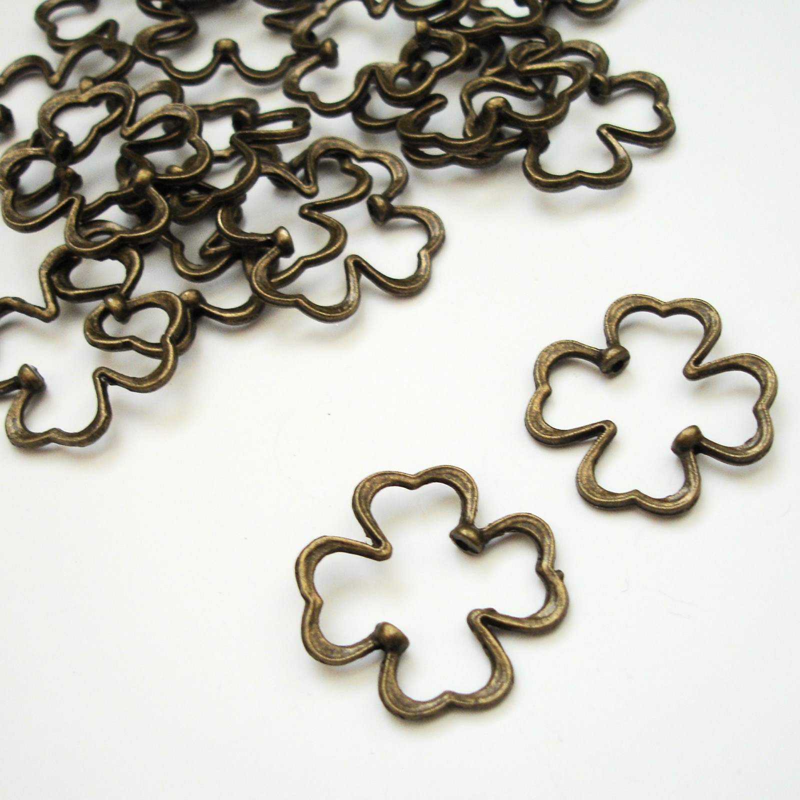 Kovový mezikus čtyřlístek - 2 ks -starobronzový