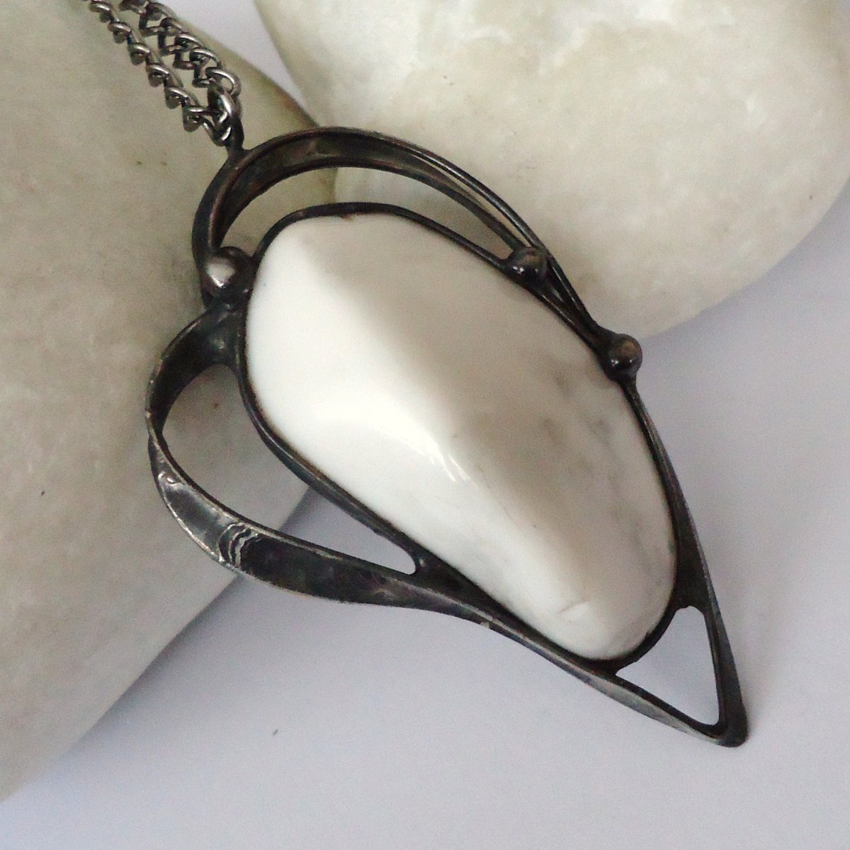 Bílé ... (dlouhý řetízek)