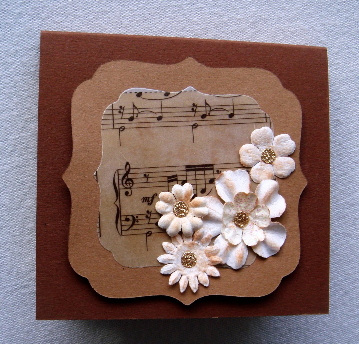 Hnědý bloček s květinami