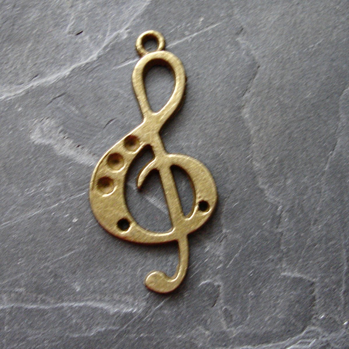 Přívěsek houslový klíč 17x35 mm-staromosazný - 1ks