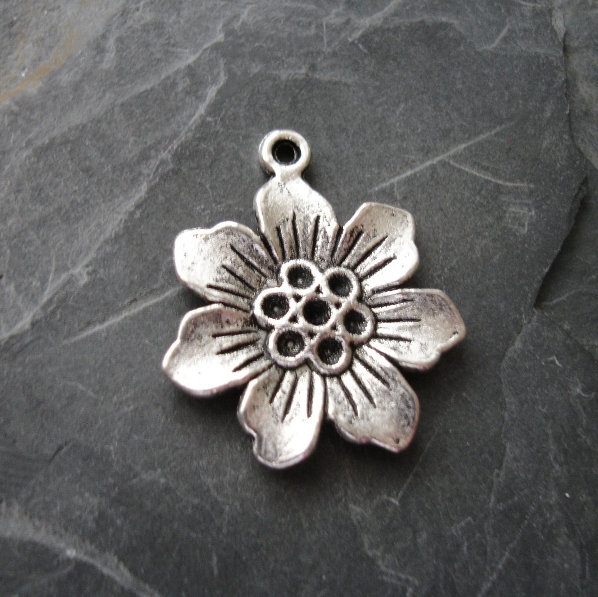 Přívěsek kytka cca 22 mm - 2ks - starostříbrný