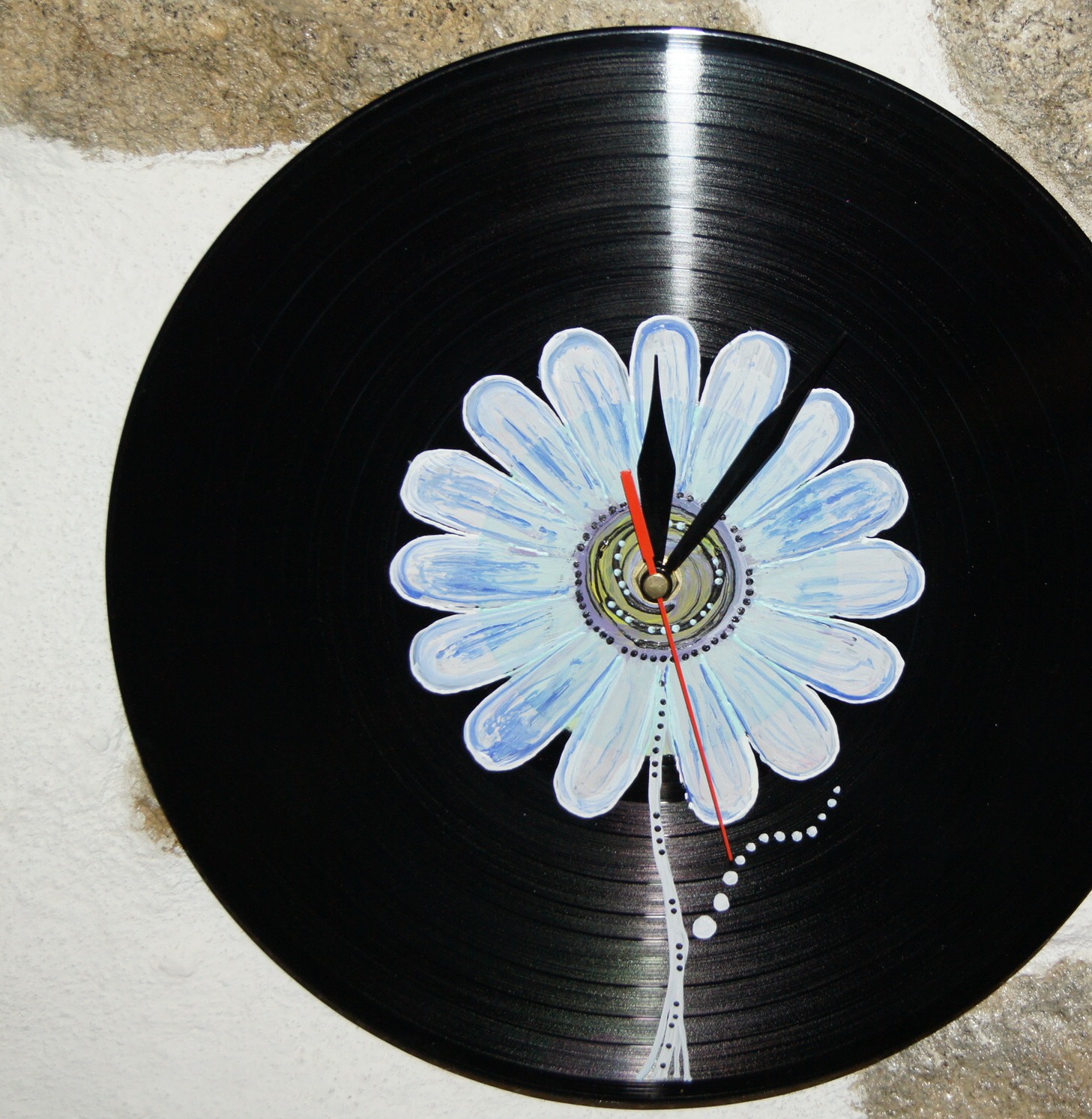 Originální vinylové hodiny s květinou