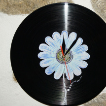 Originální vinylové hodiny s květinou