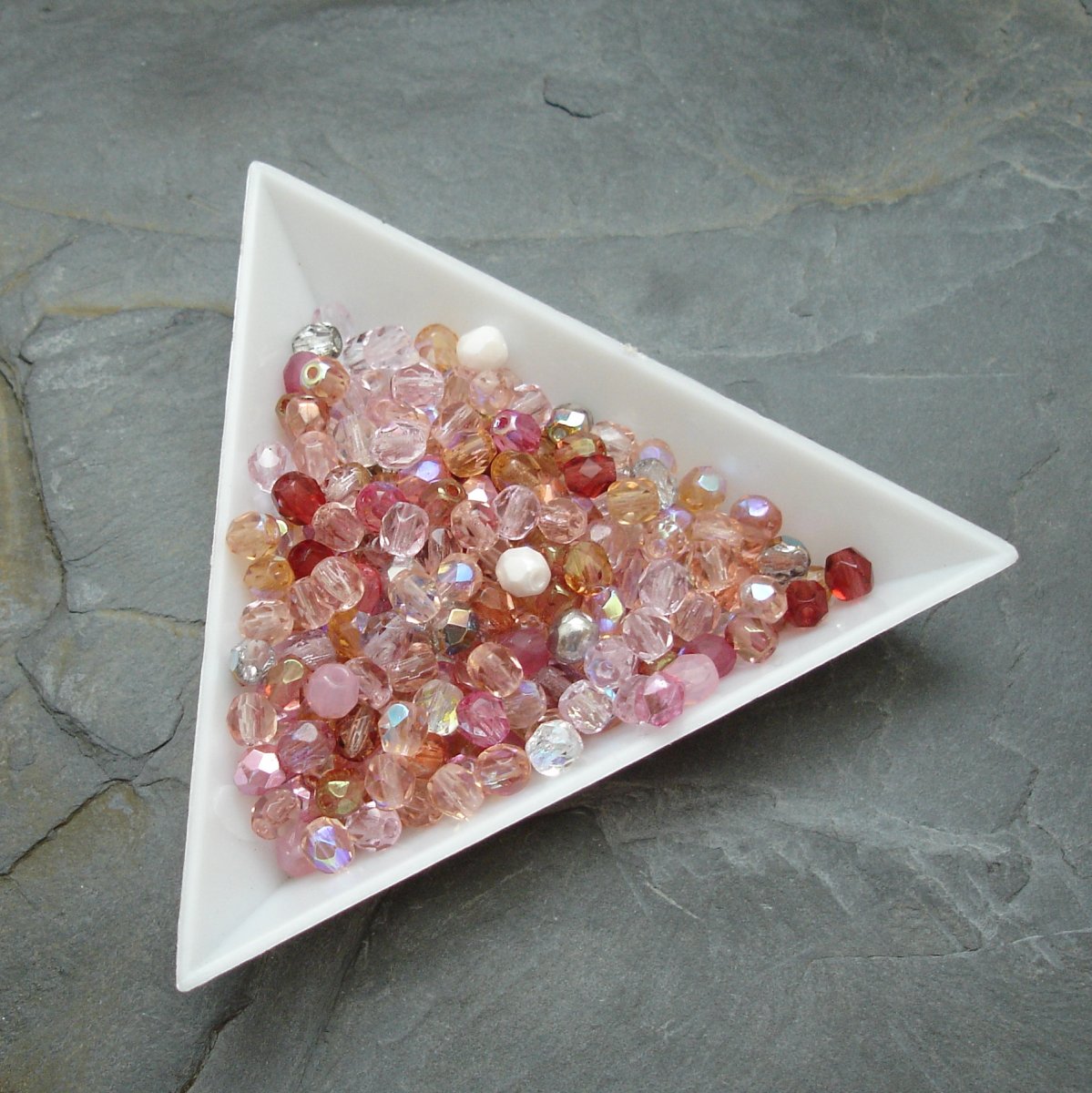 Broušené korálky 4mm mix růžový - 30 ks