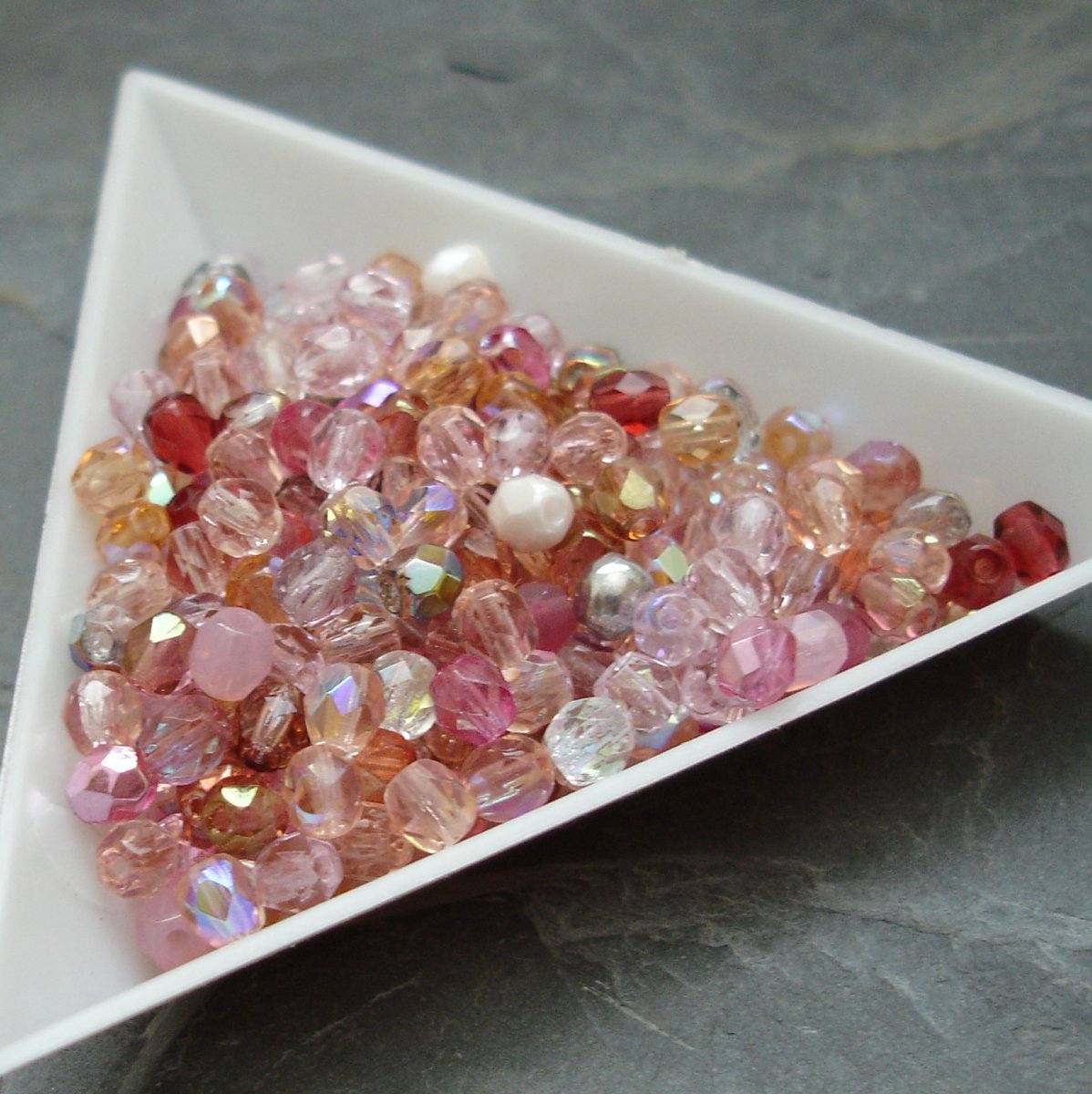 Broušené korálky 4mm mix růžový -100 ks