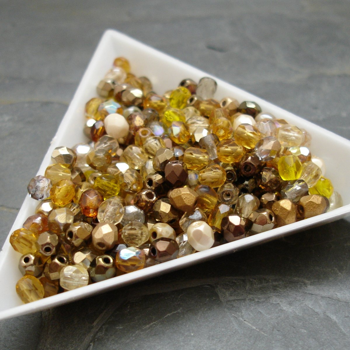 Broušené korálky 4mm mix žluto-zlatý - 100 ks