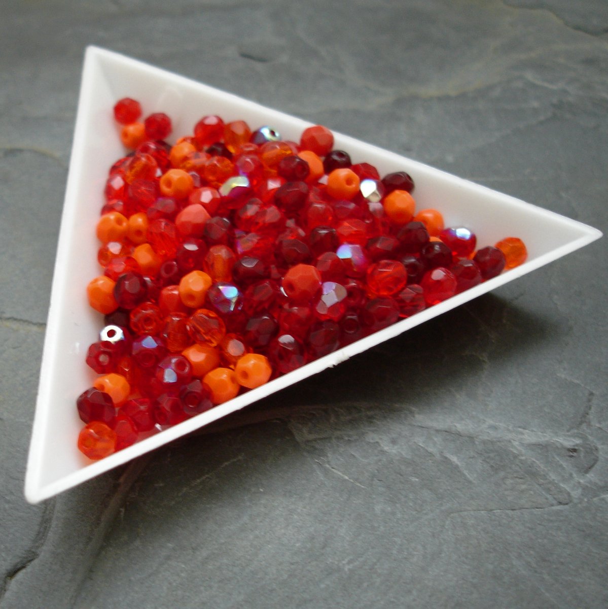 Broušené korálky 4mm mix červený - 100 ks