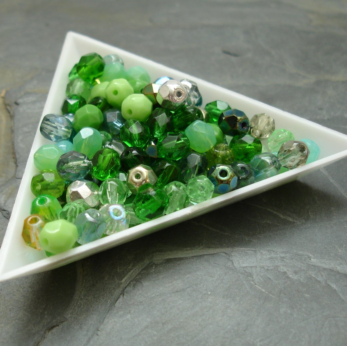 Broušené korálky 6mm mix zelený - 20 ks