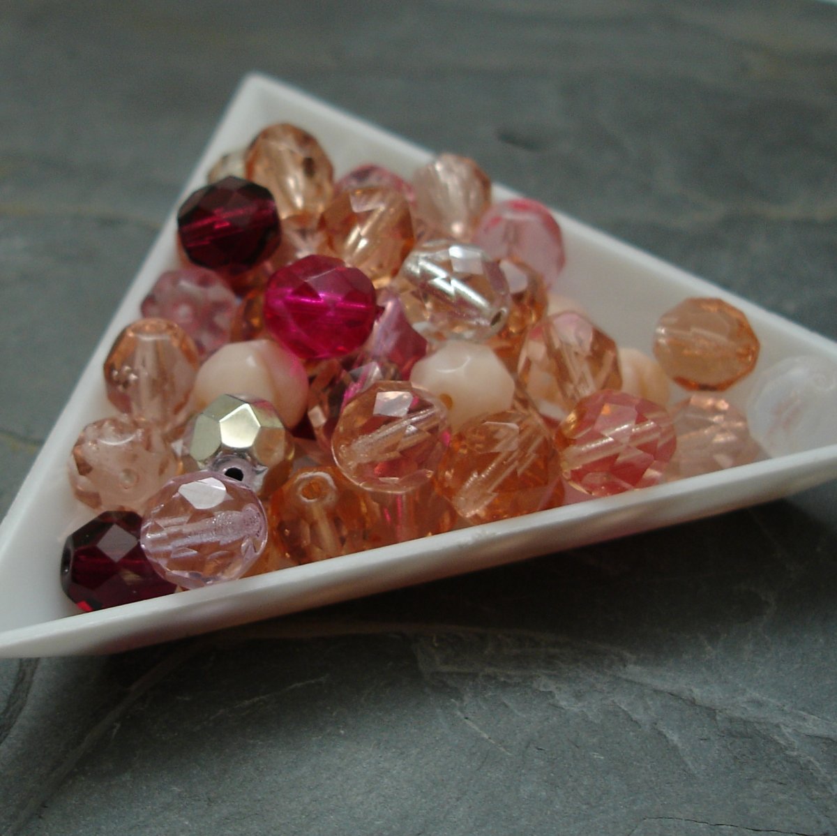 Broušené korálky 8mm mix růžový - 10 ks