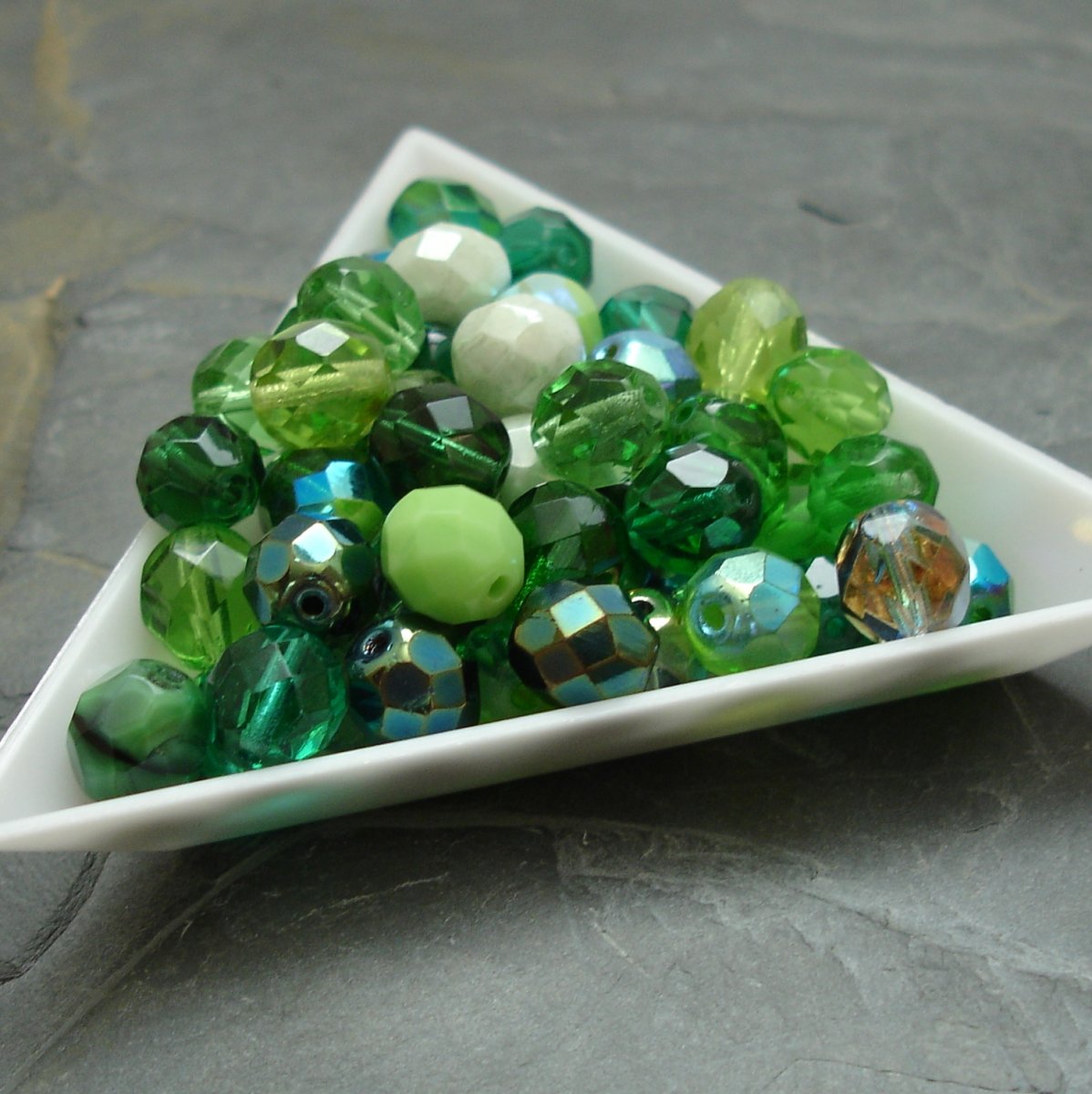 Broušené korálky 8mm mix zelený - 10 ks