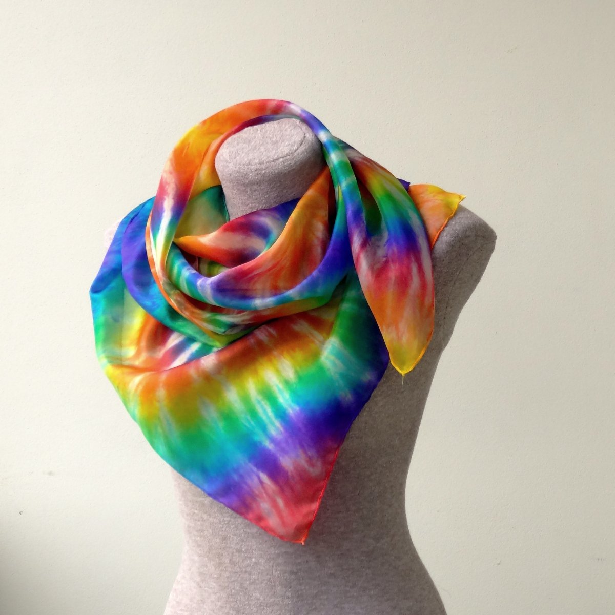 Duhová spirála - hedvábná šála 