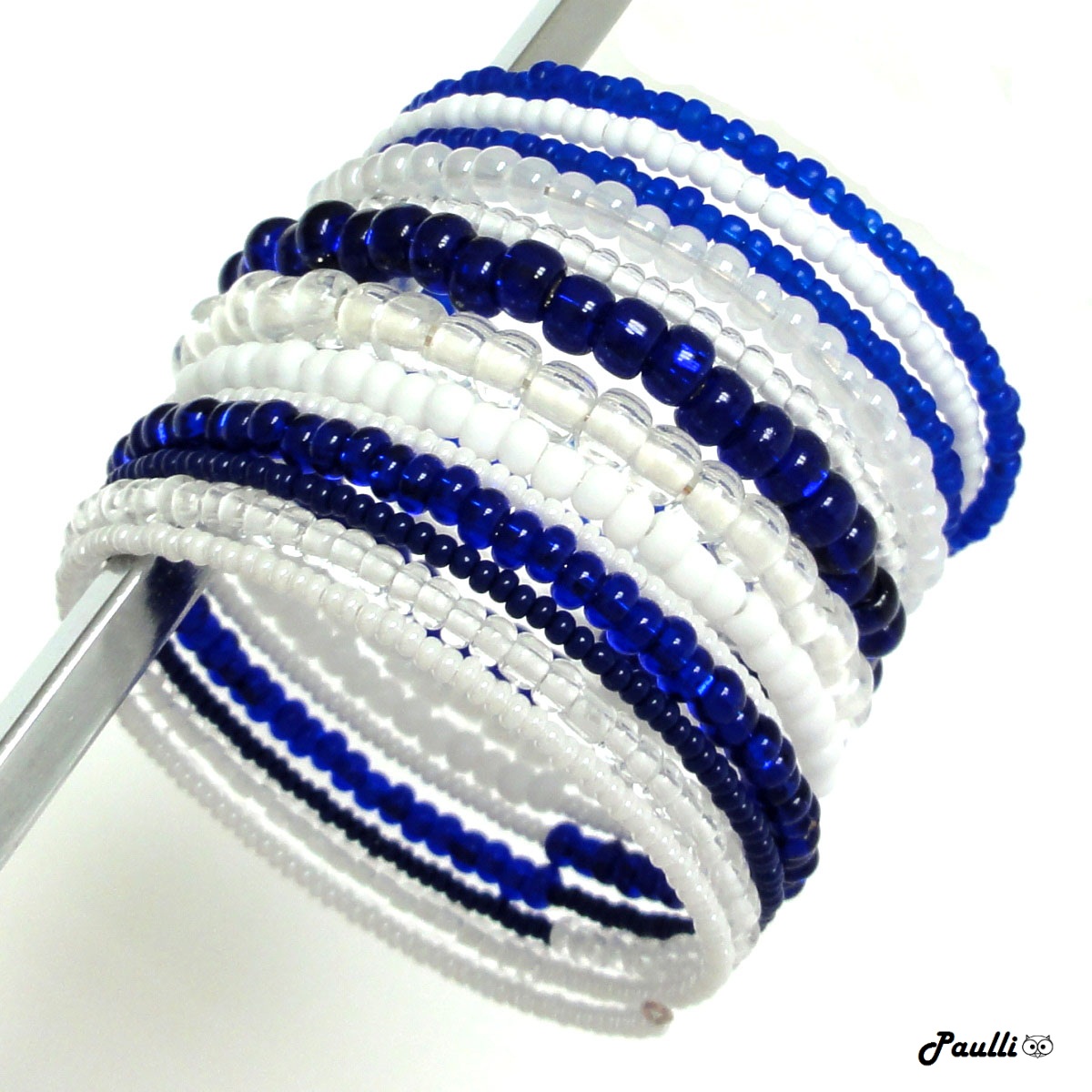 Modrá bílou protkaná