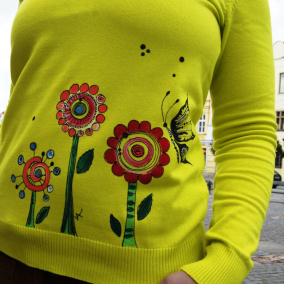  Limetkový malovaný pulover ... s motýlem