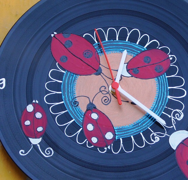 Originální vinylové hodiny berušky