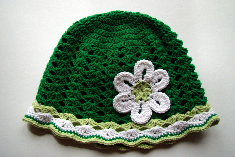 ......zelená louka... háčkovaný klobouček/ čepička