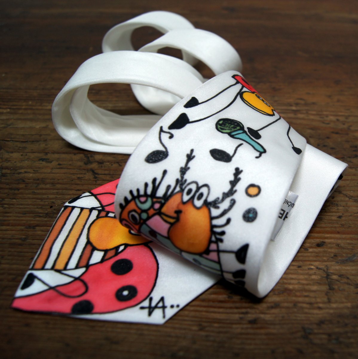 Ručně malovaná kravata ze života hmyzu