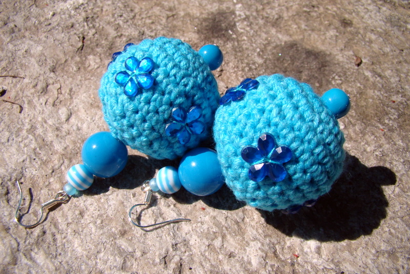 Originální v modrém... háčkované náušnice