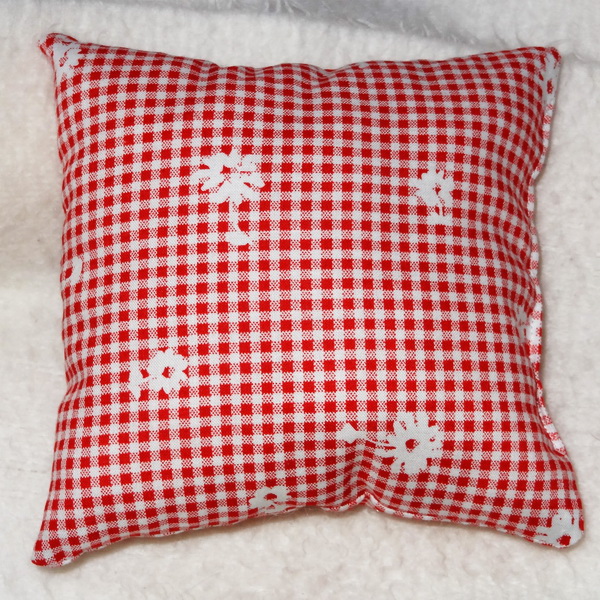 Levandulový polštářek ČERVENÝ KOSTKOVANÝ S KYTIČKAMI