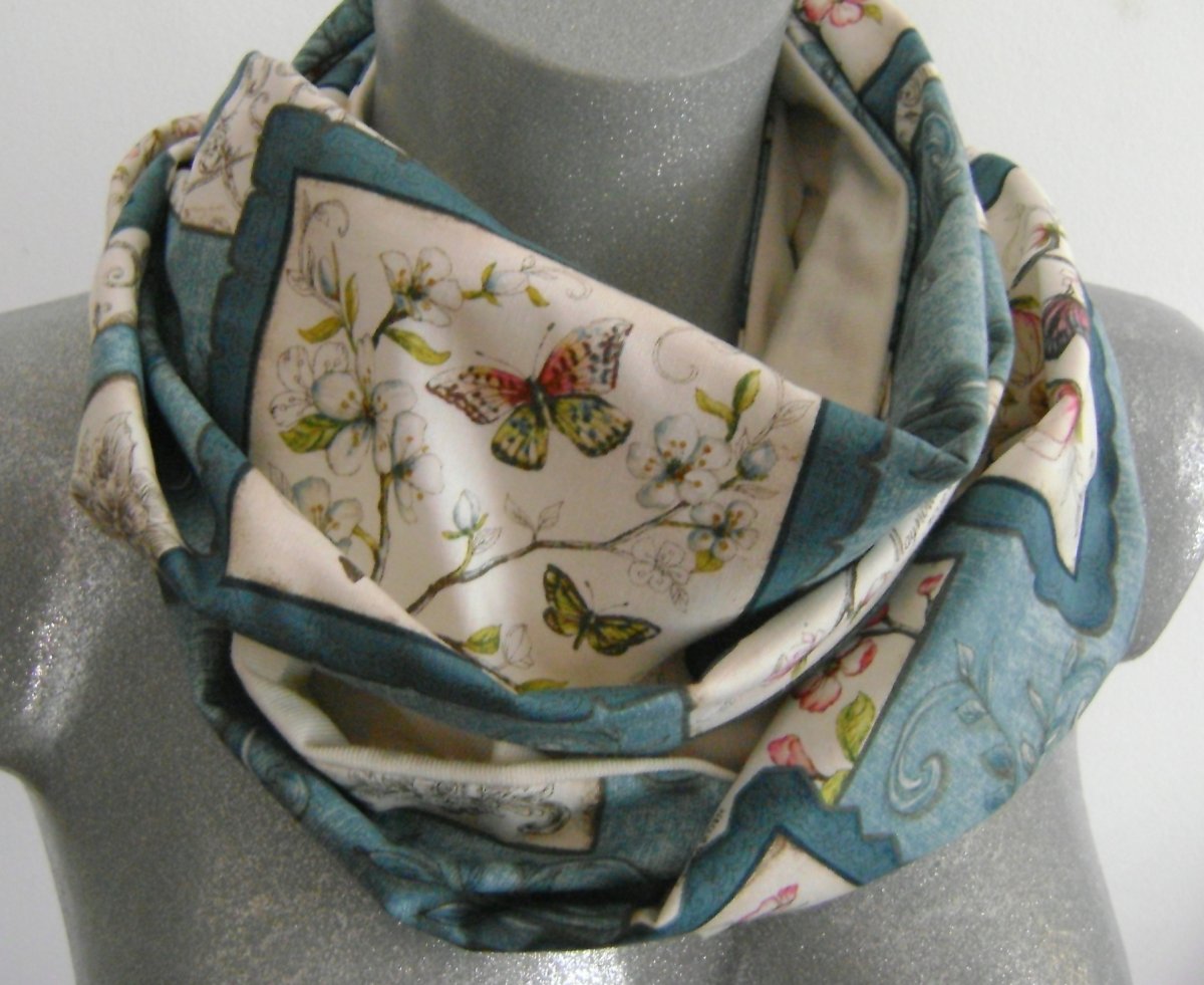 nekonečná šála motýlci na květech