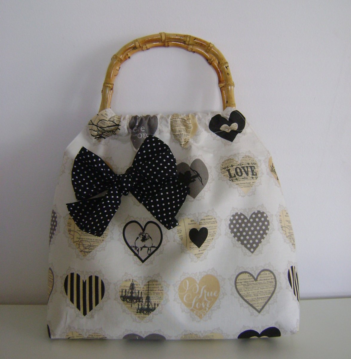 Kabelka s bambusovými uchy Černá srdce