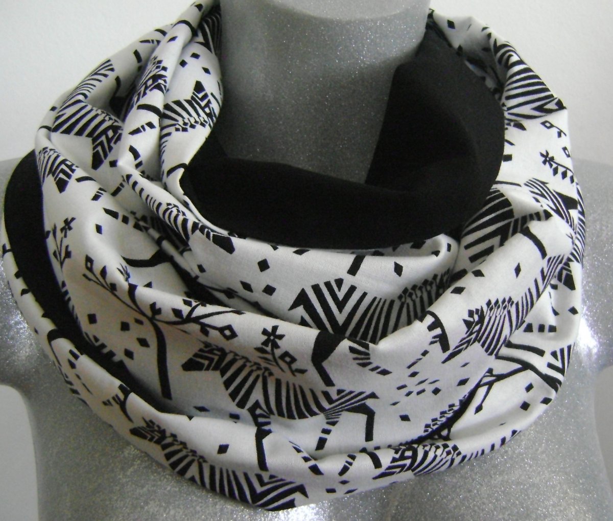 nekonečná šála Zebry