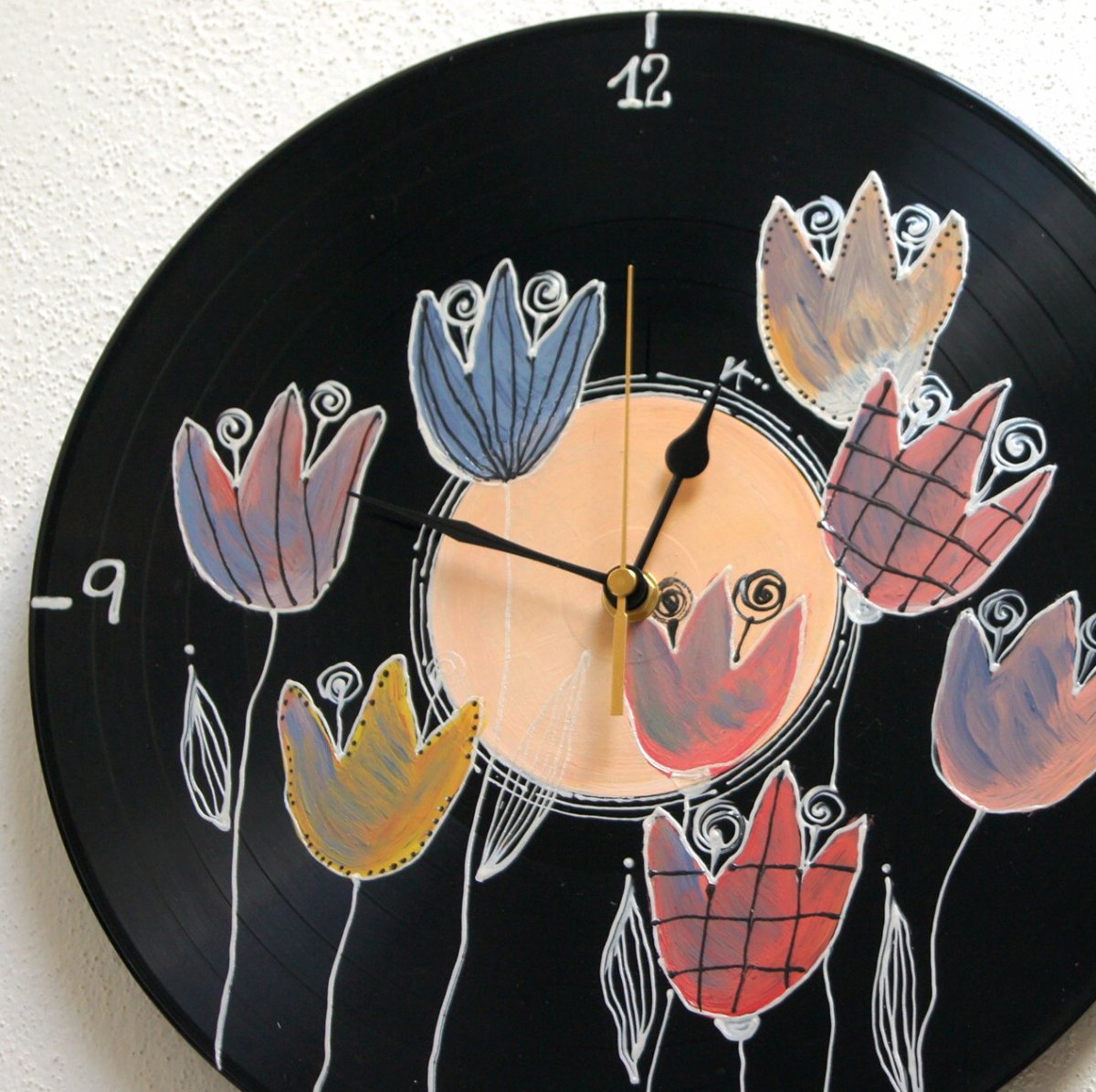 Originální vinylové hodiny  s tulipány
