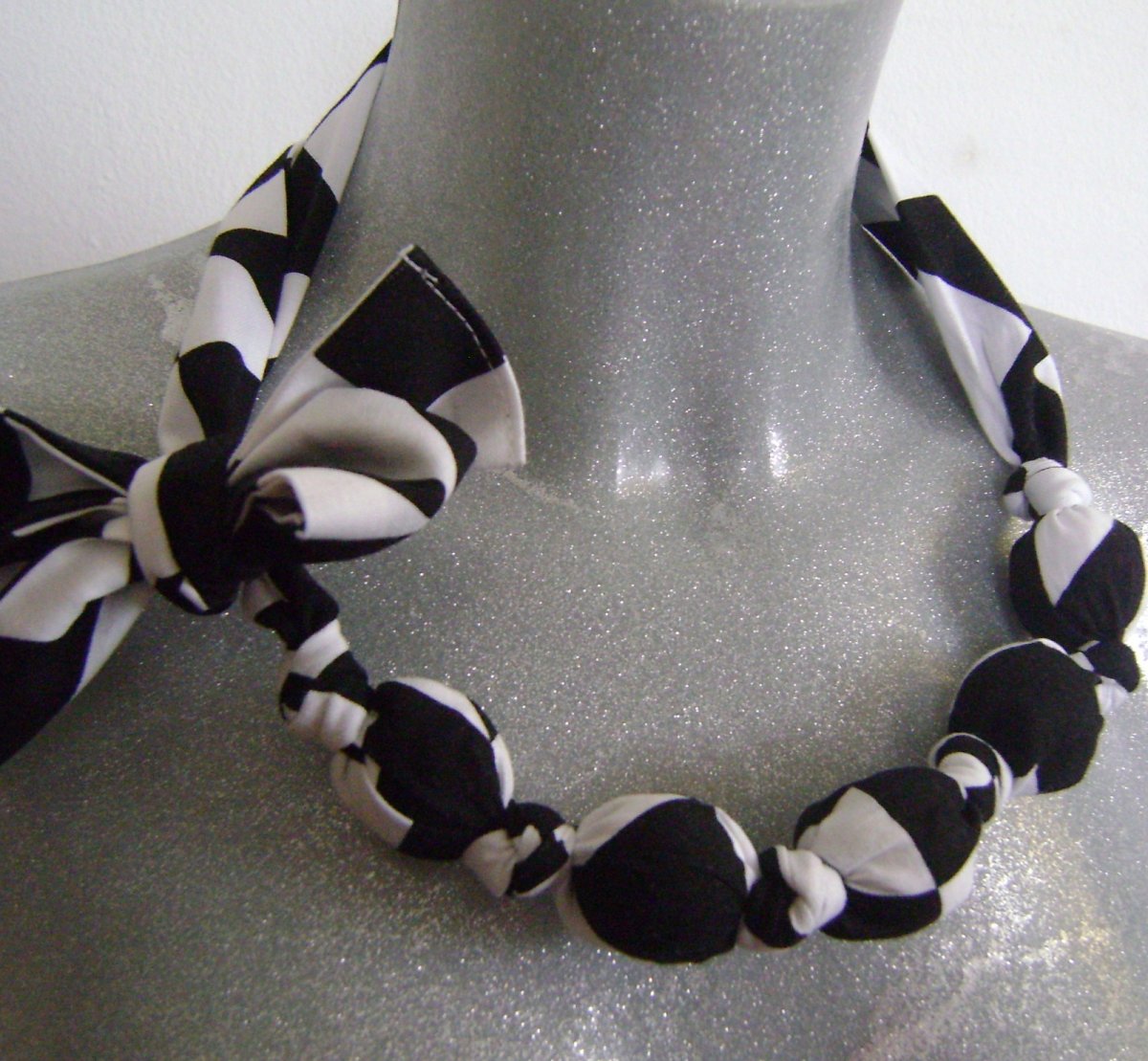 Látkový náhrdelník 27