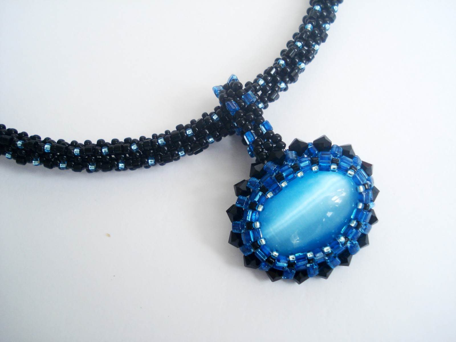 Azurově modrý náhrdelník