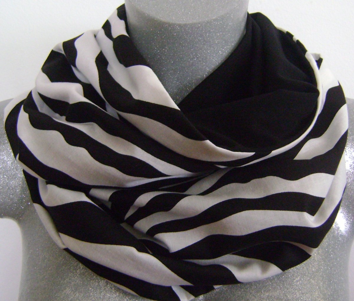 nekonečná šála Zebrovaná