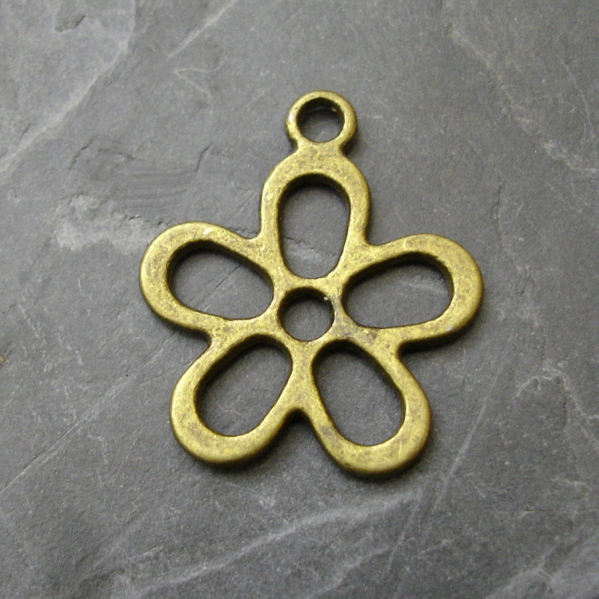 Přívěsek kytka 21 mm - 2ks - starobronzový