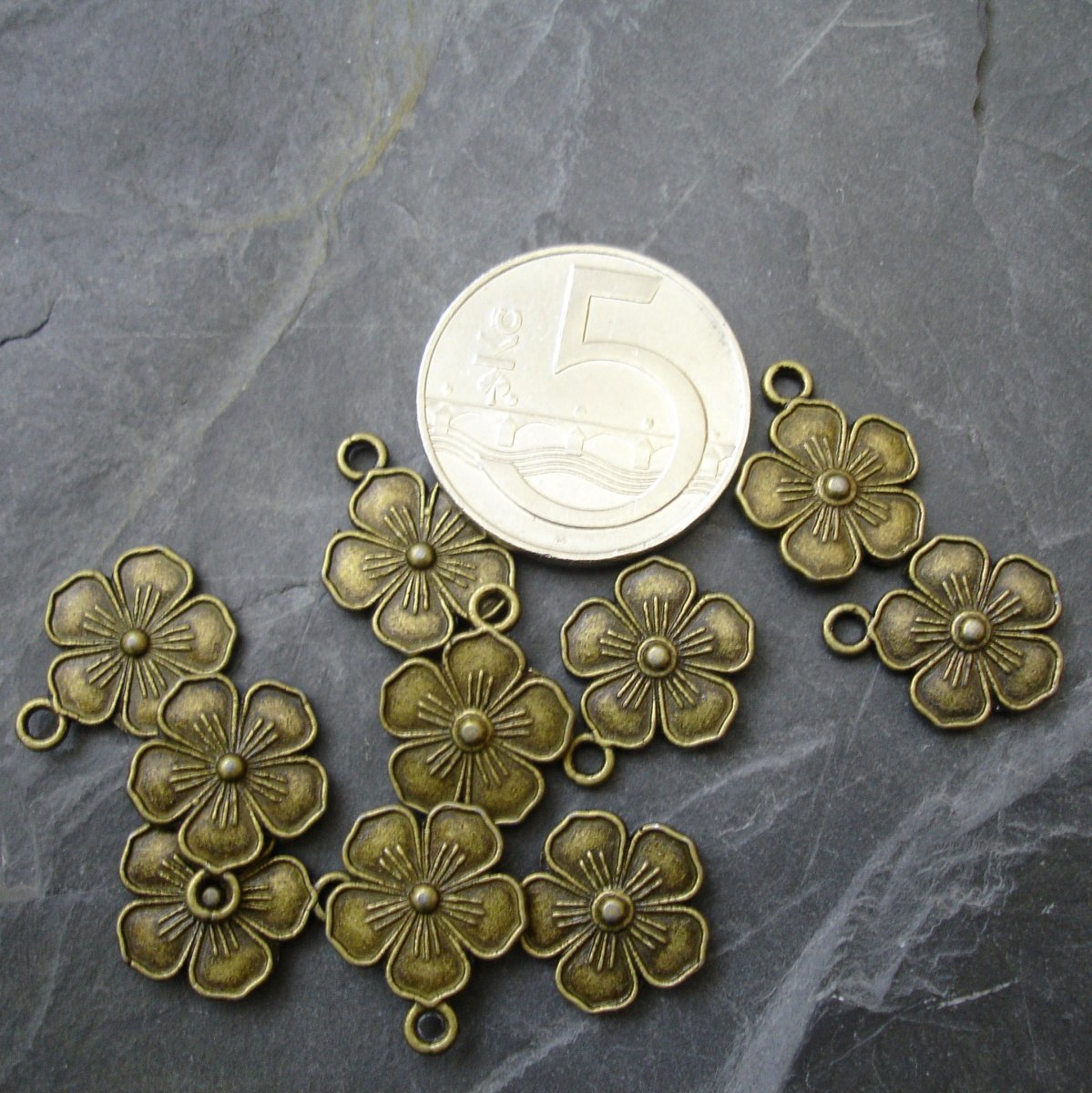 Přívěsek kytka 13 mm - 10 ks
