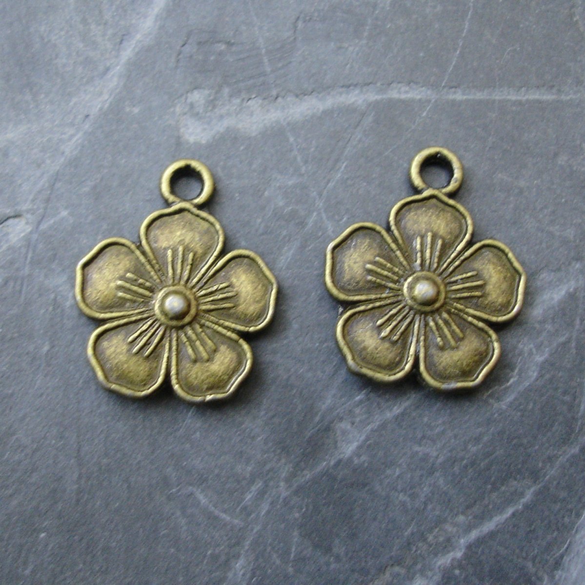 Přívěsek kytka 13 mm - 2ks